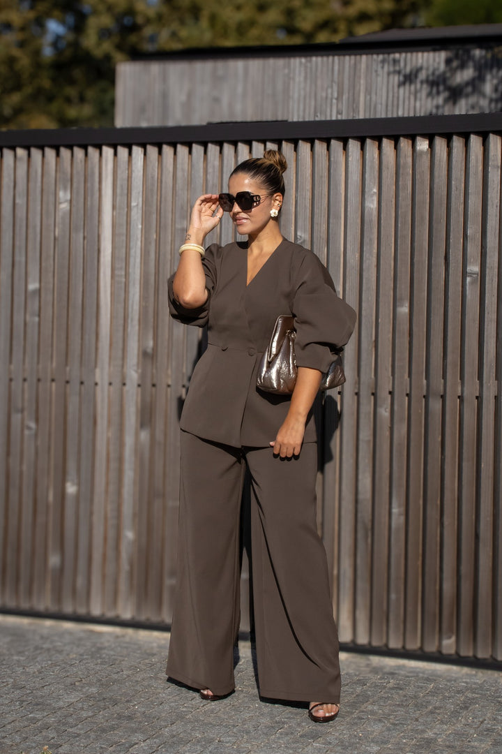 CONJUNTO CASTANHO COM BLAZER E CALÇA PONTO CHIC