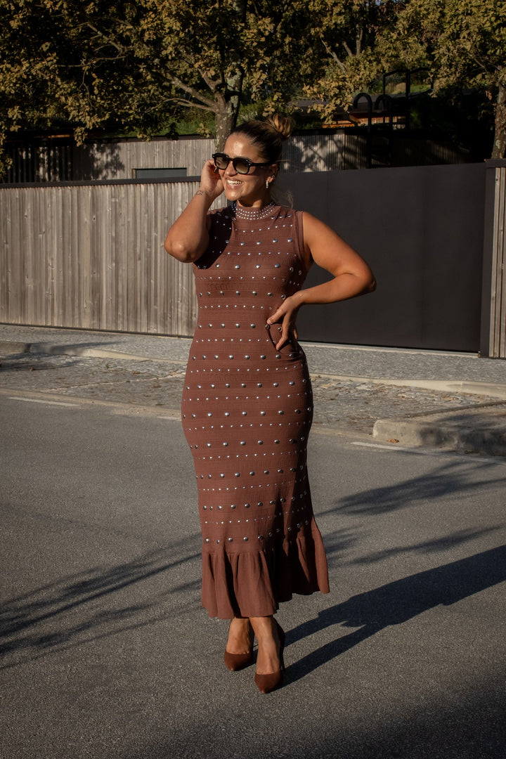 VESTIDO CASTANHO COM APLICAÇÕES METÁLICAS PONTO CHIC