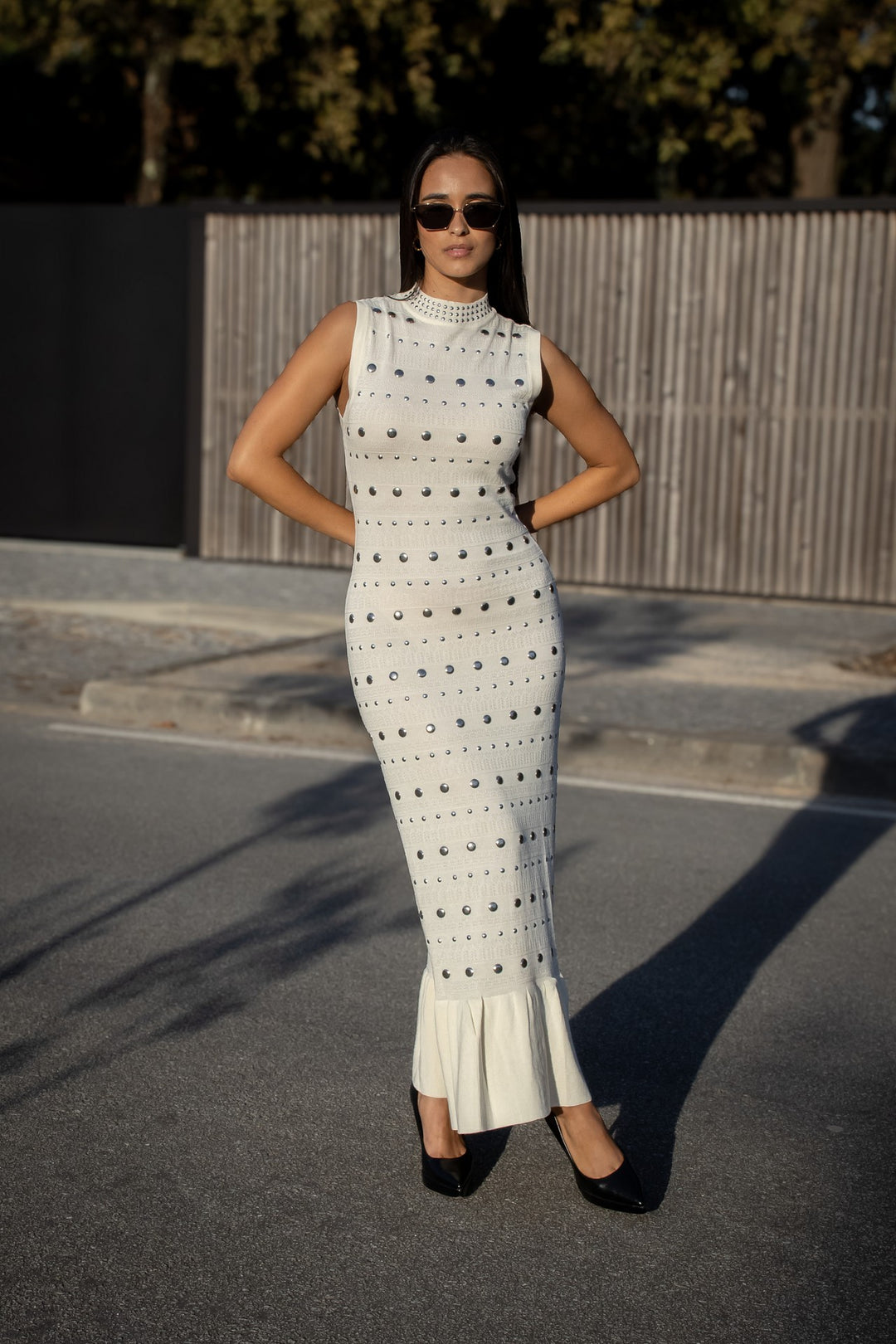 VESTIDO BRANCO COM APLICAÇÕES METÁLICAS PONTO CHIC