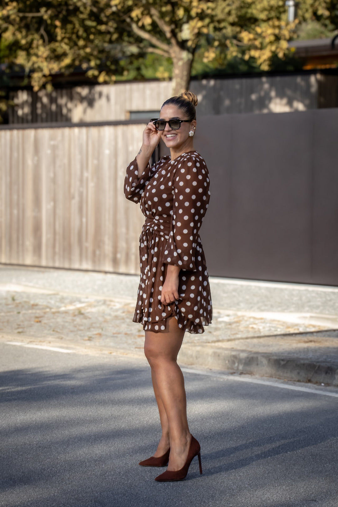 VESTIDO CASTANHO CURTO COM BOLAS BRANCAS PONTO CHIC