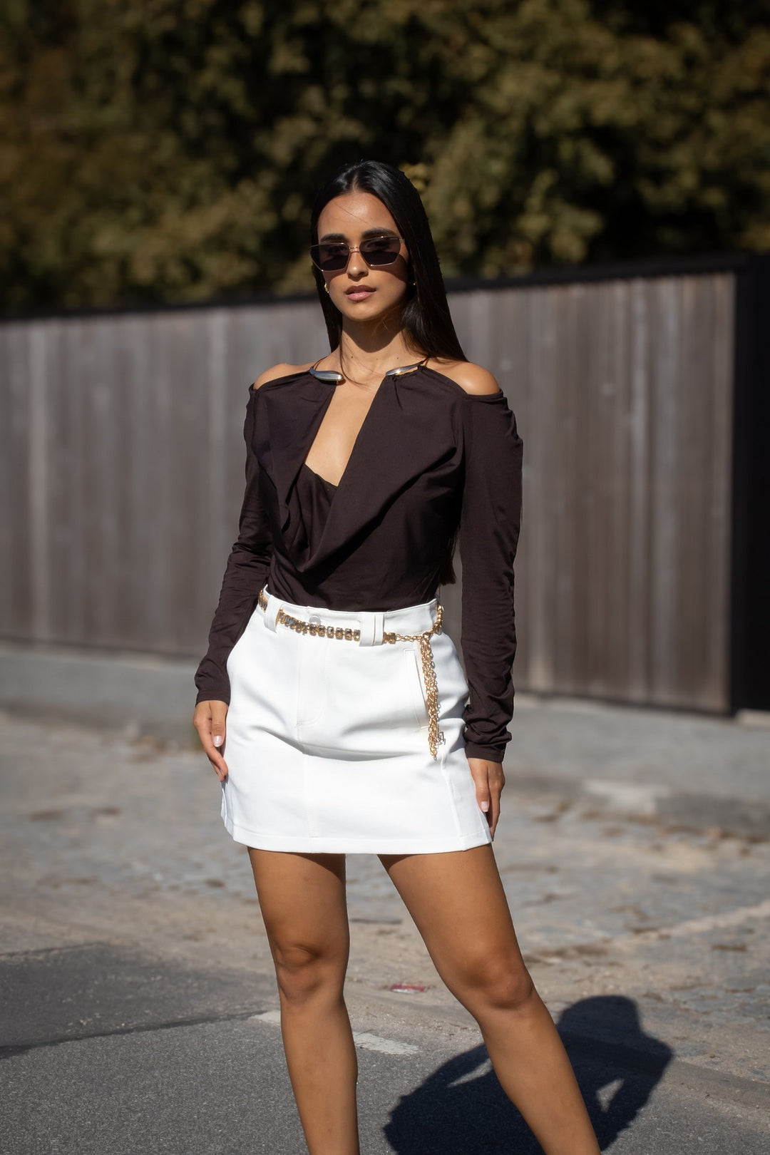 SAIA BRANCA COM CINTO ESTAMPADO E MISSANGAS PONTO CHIC