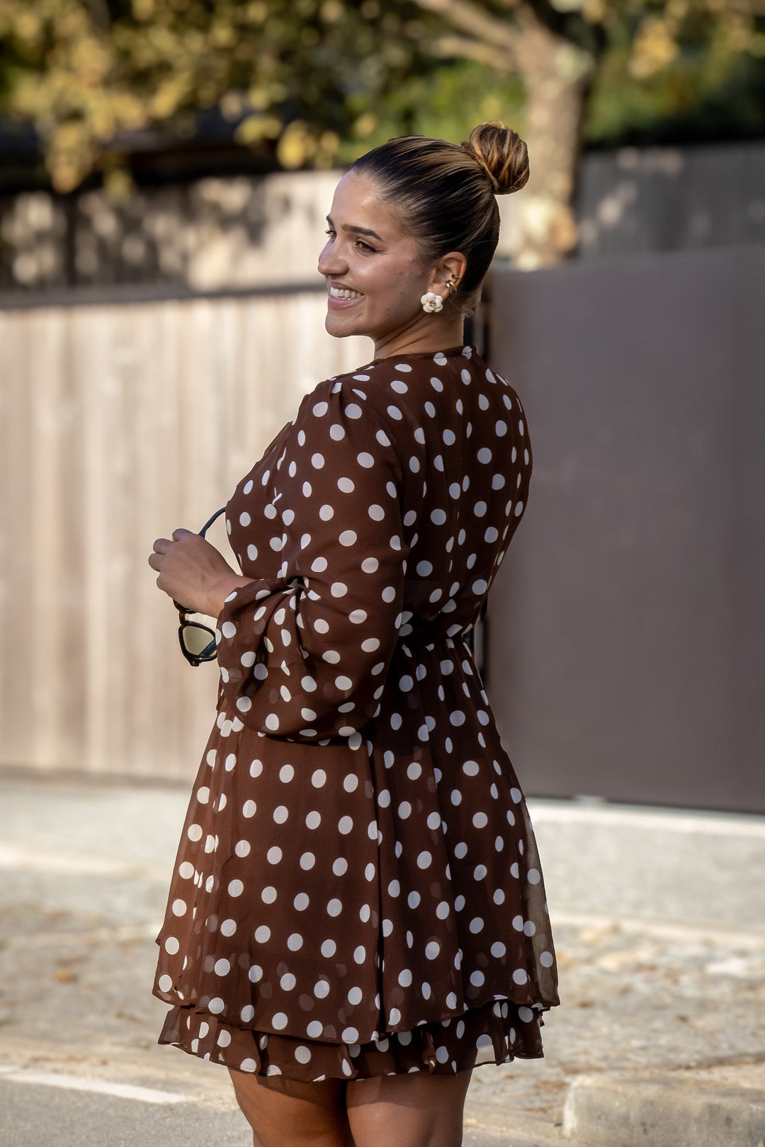 VESTIDO CASTANHO CURTO COM BOLAS BRANCAS PONTO CHIC