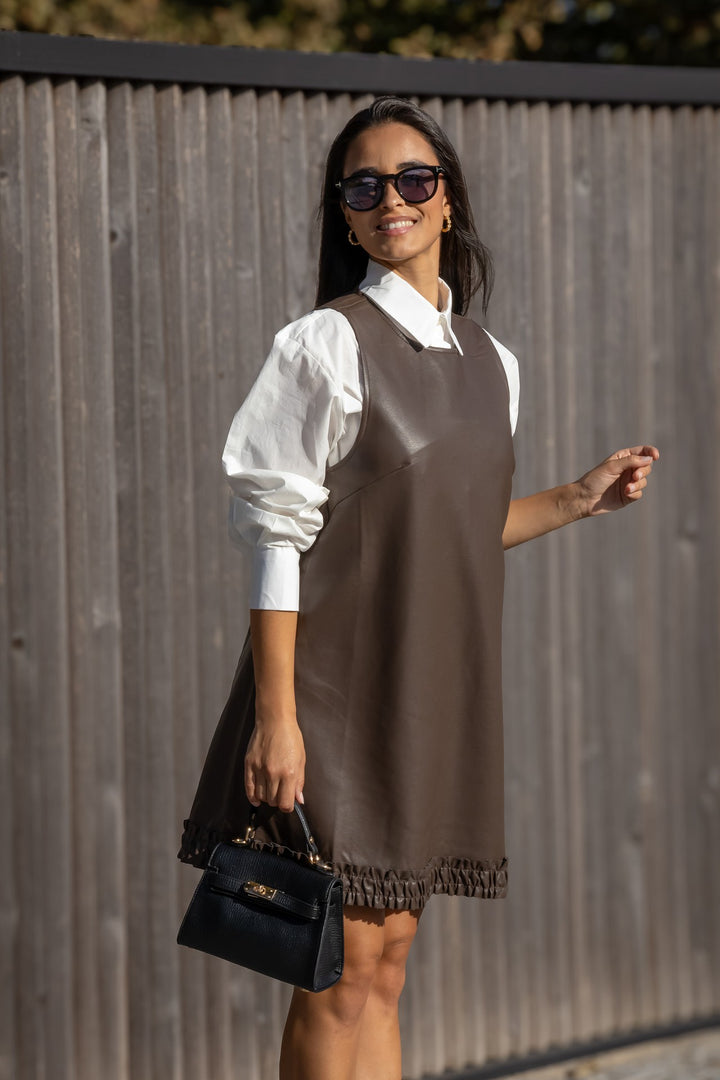 VESTIDO CASTANHO POLIPELE PONTO CHIC