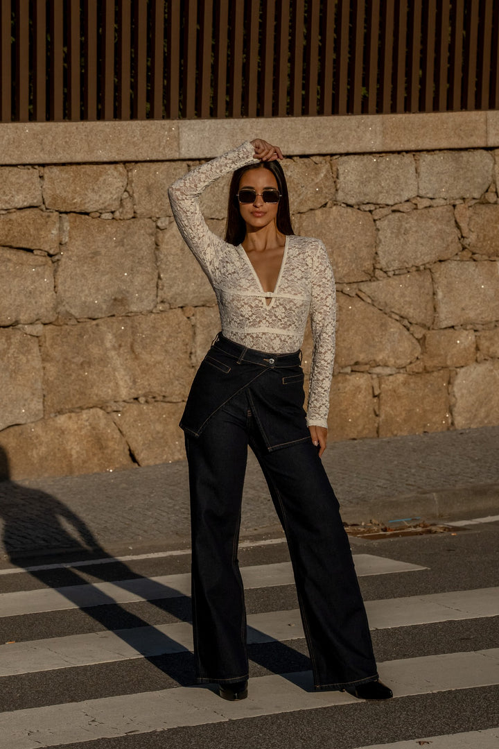 CALÇAS DE GANGA AZUL ESCURA WIDE LEG COM SAIA SOBREPOSTA PONTO CHIC