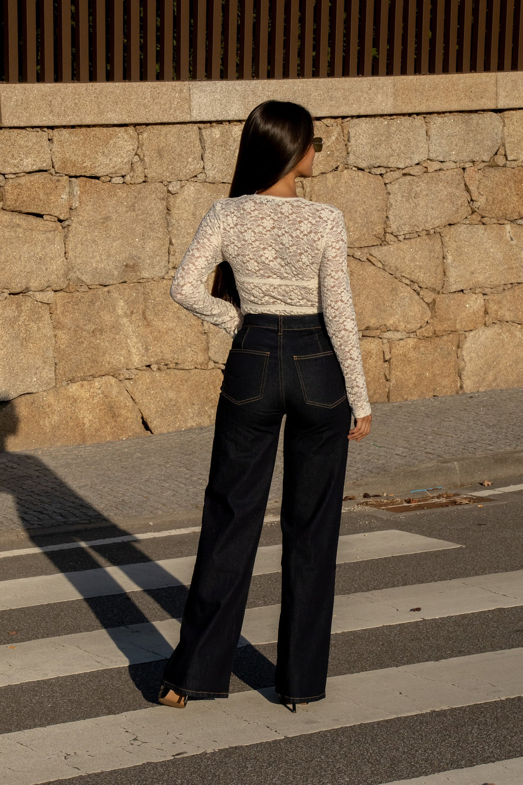 CALÇAS DE GANGA AZUL ESCURA WIDE LEG COM SAIA SOBREPOSTA PONTO CHIC