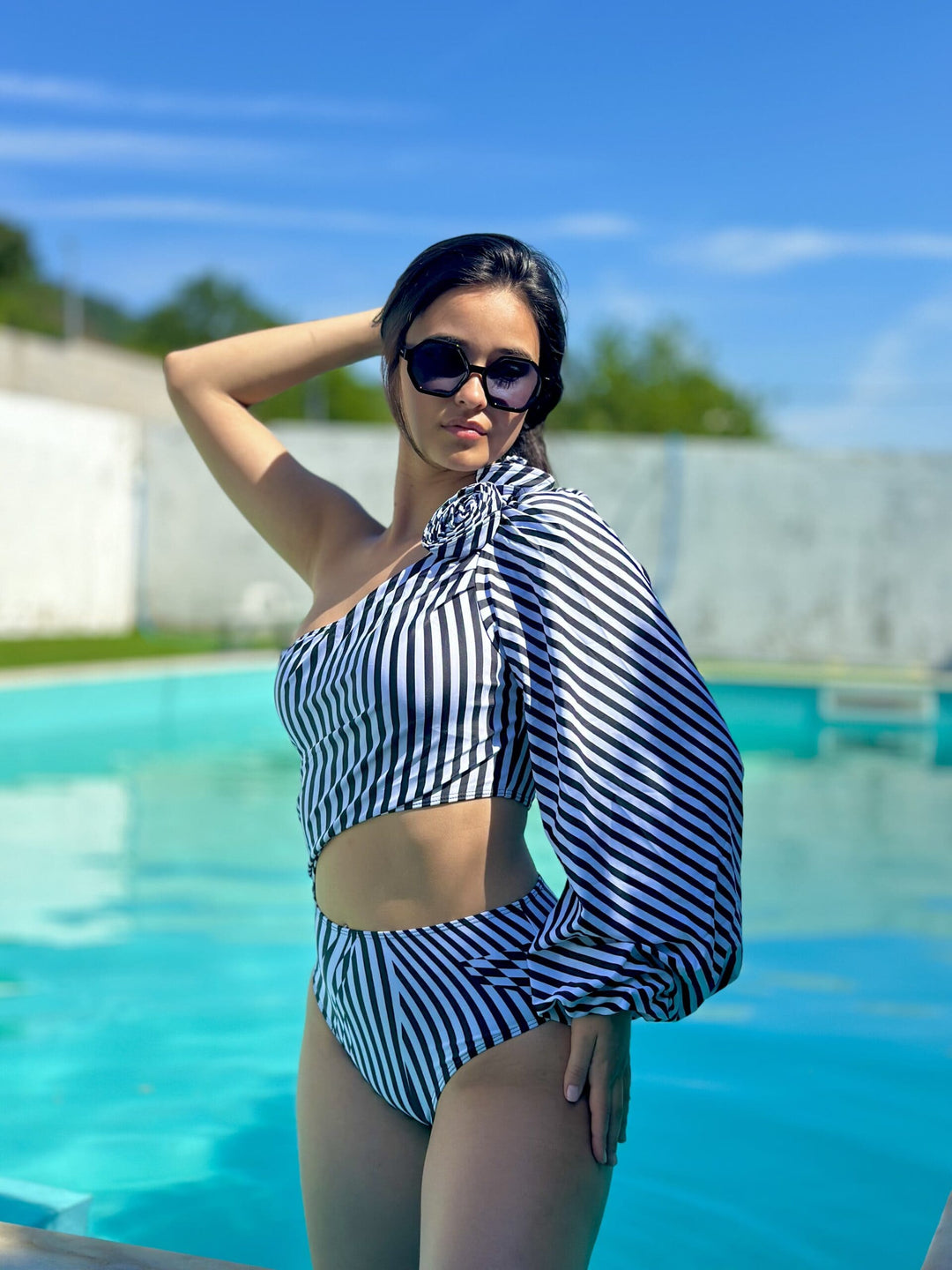 FATO DE BANHO PRETO E BRANCO ÀS RISCAS PONTO CHIC