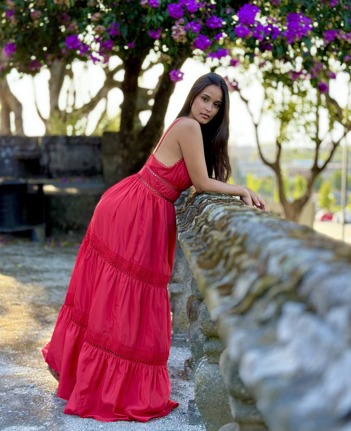 VESTIDO VERMELHO LONGO COM RENDILHADOS E ALÇAS FINAS PONTO CHIC