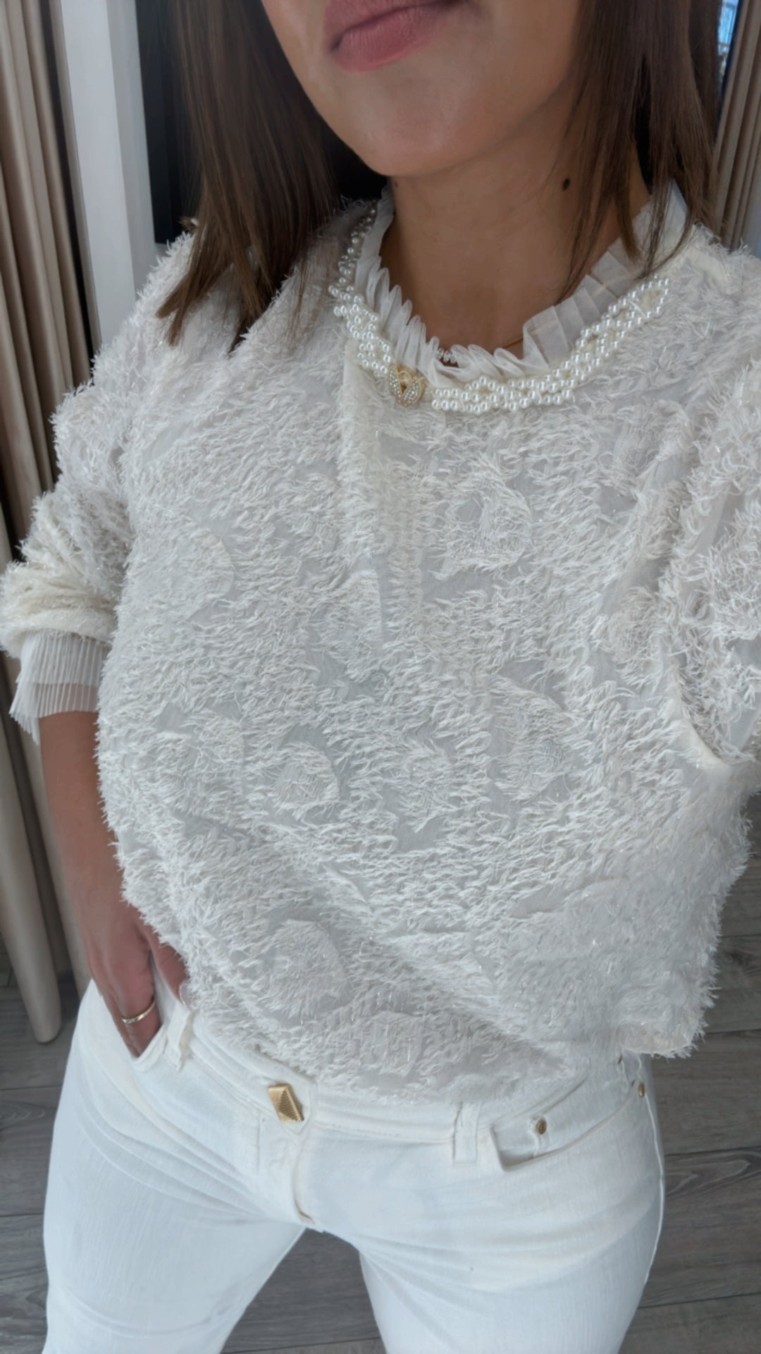 CAMISOLA BEGE COM PORMENORES NA GOLA E PELO PONTO CHIC