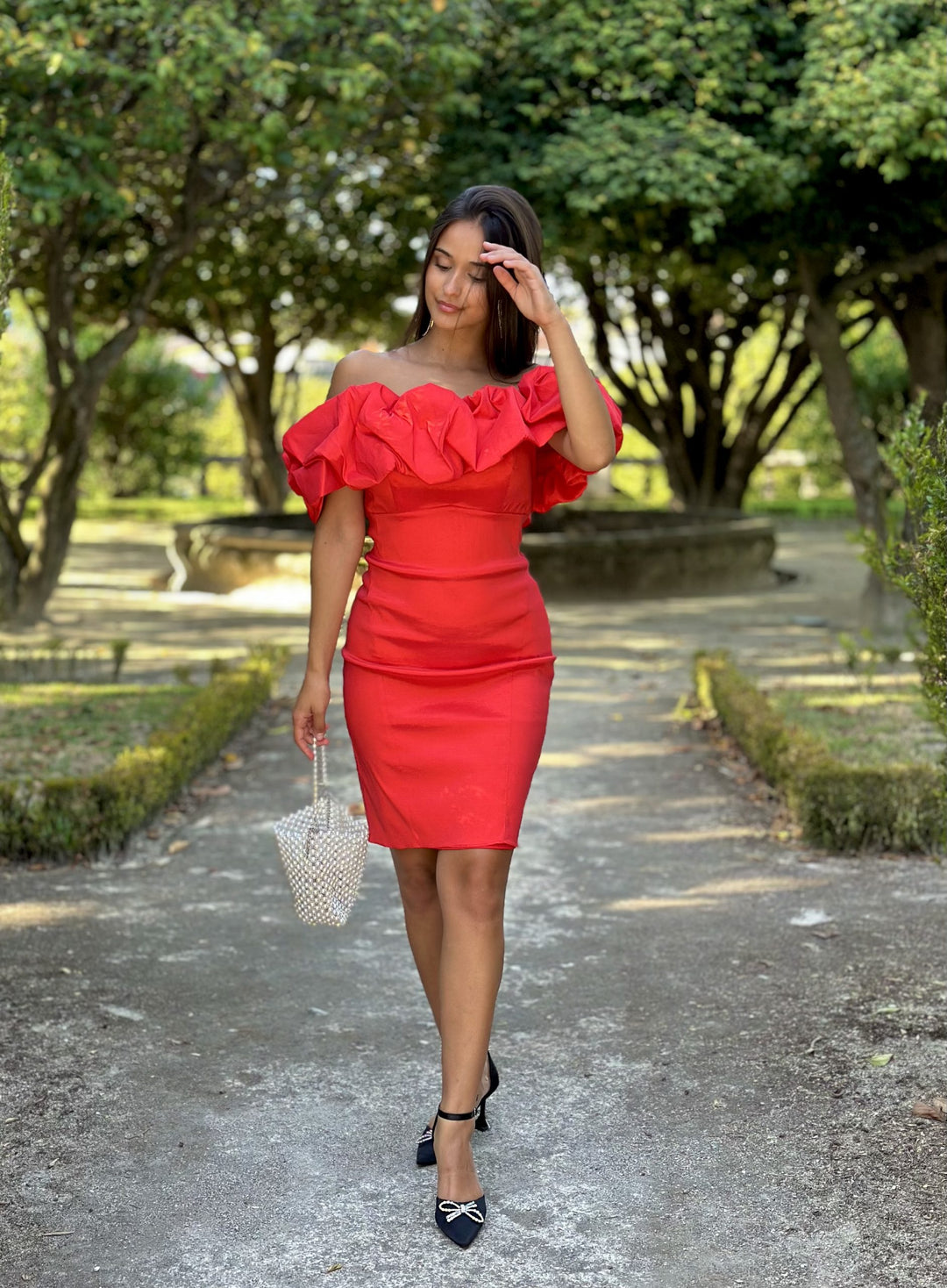 VESTIDO VERMELHO CURTO COM FOLHO VOLUMOSO PONTO CHIC