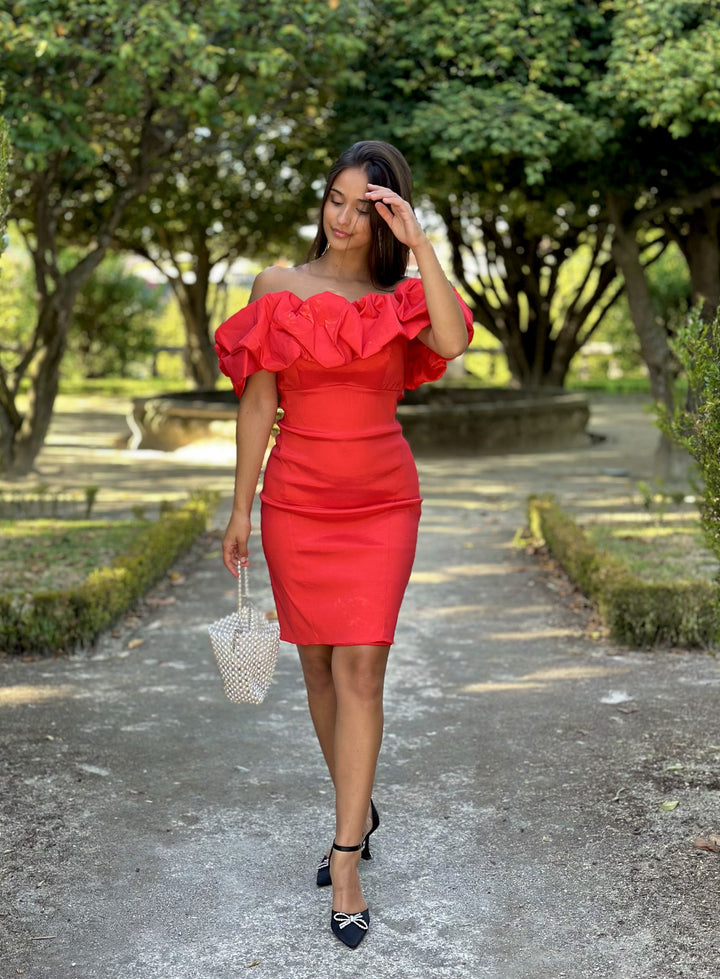 VESTIDO VERMELHO CURTO COM FOLHO VOLUMOSO PONTO CHIC