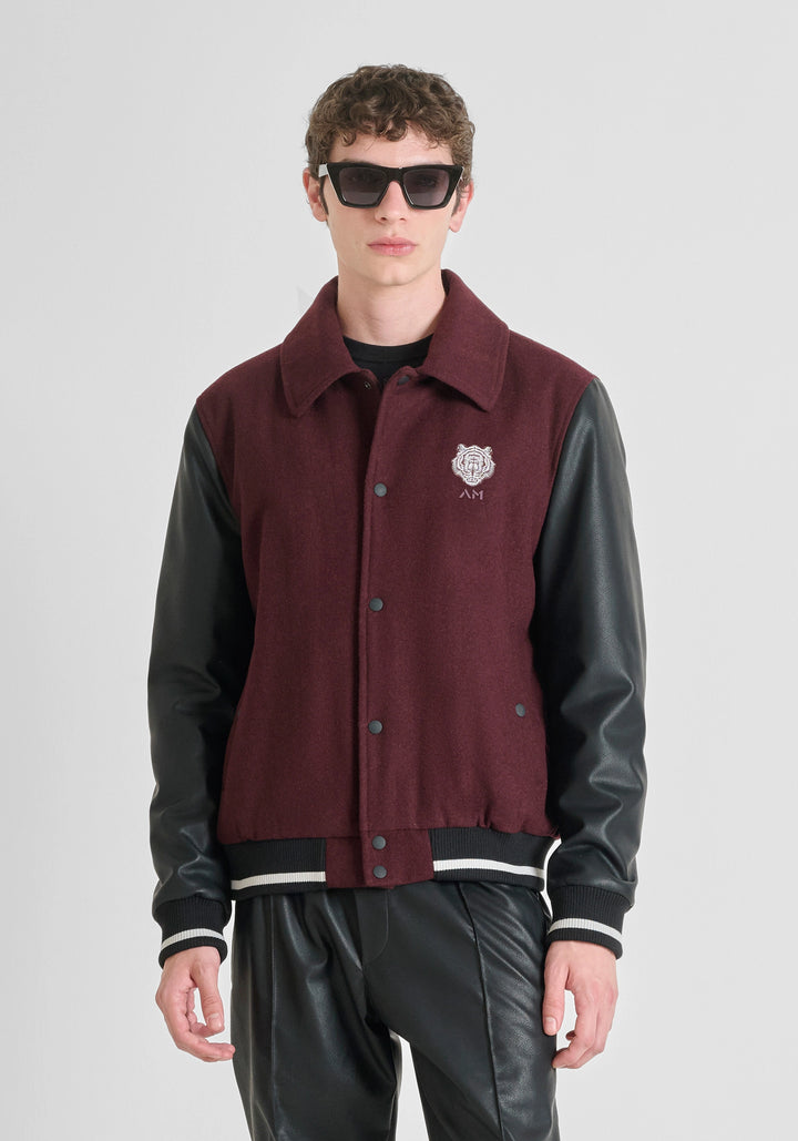 CASACO VARSITY BORDÔ COM MANGAS PRETAS ANTONY MORATO