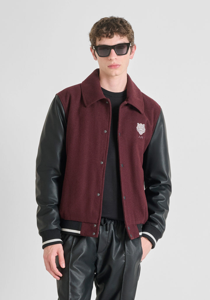 CASACO VARSITY BORDÔ COM MANGAS PRETAS ANTONY MORATO