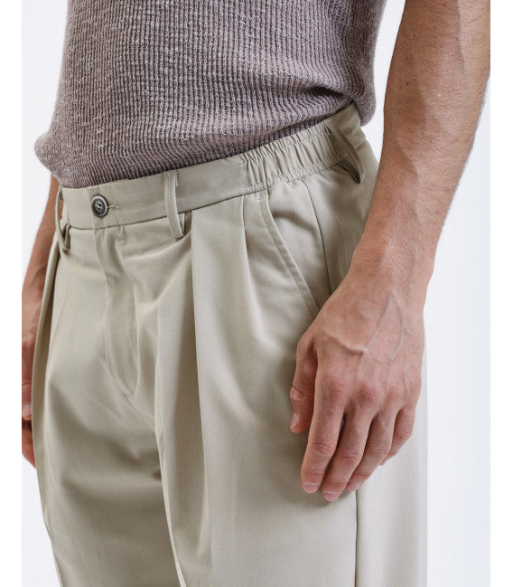 CALÇA BEGE COM PREGAS GIANNI LUPO