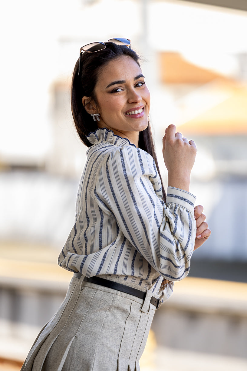 CAMISA ESTAMPA LISTRADA AZUL COM FOLHOS PONTO CHIC