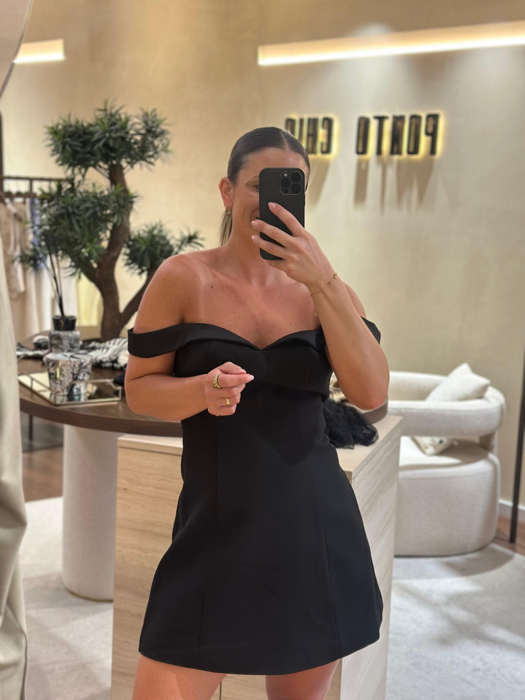 VESTIDO PRETO ABA NO DECOTE PONTO CHIC