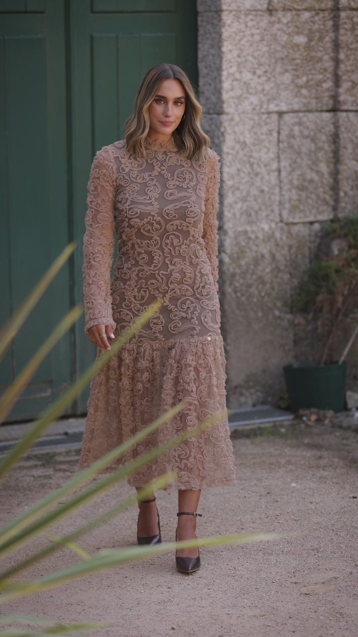 VESTIDO BEGE EM TULE COM FOLHOS EM RELEVO MISS YOU