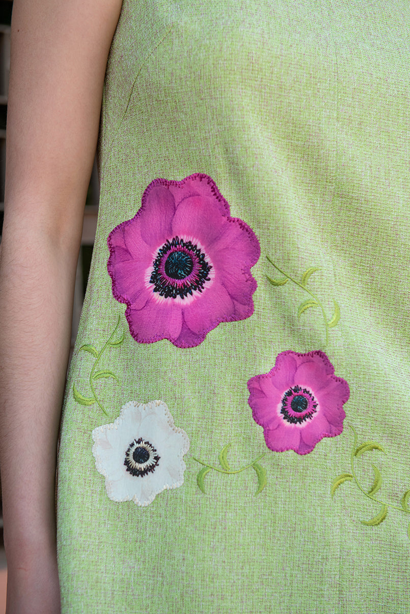 VESTIDO CURTO VERDE COM APLICAÇÃO DE FLORES SAHOCO