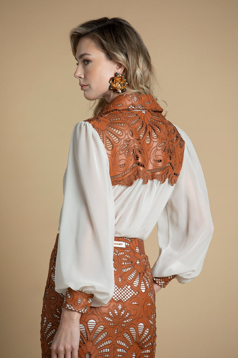 CAMISA COM BORDADOS SAHOCO