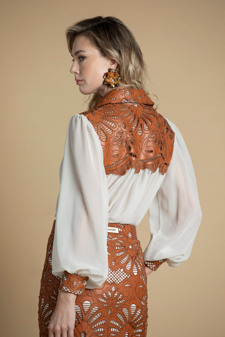 CAMISA COM BORDADOS SAHOCO