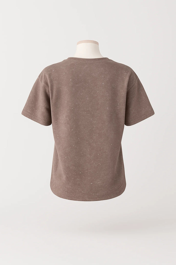 T-SHIRT CASTANHA COM APLICAÇÕES “CHERRY CLUB” SAHOCO