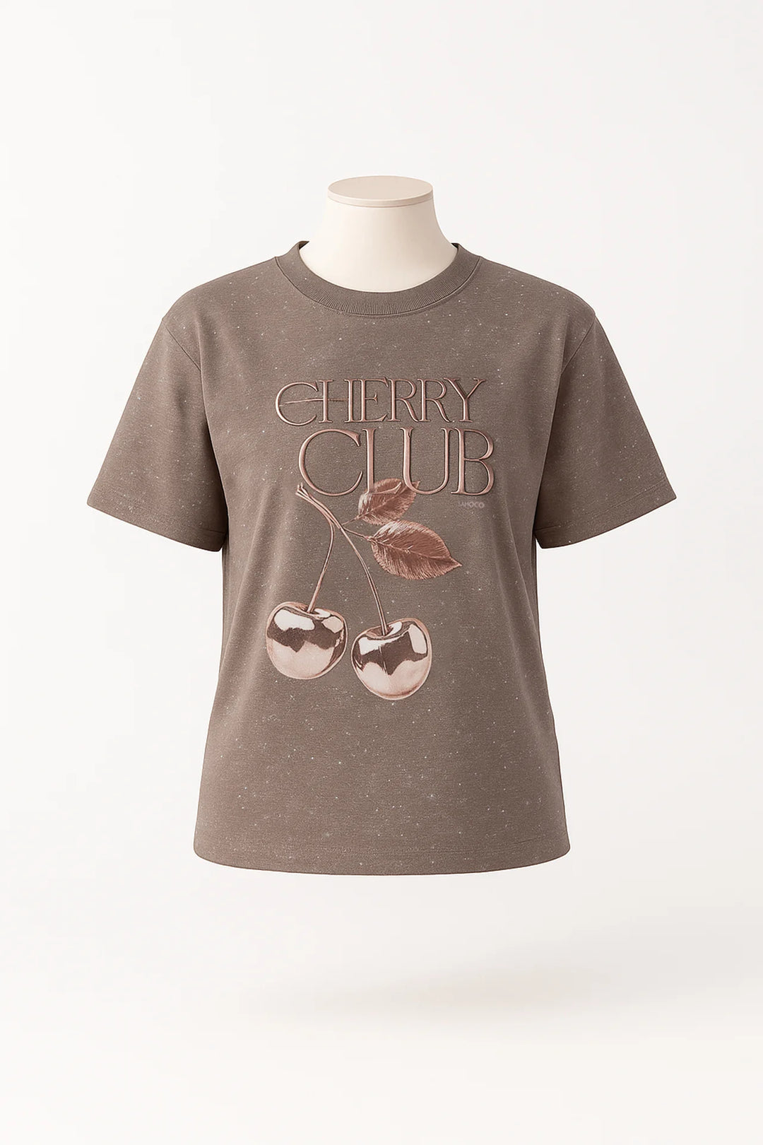 T-SHIRT CASTANHA COM APLICAÇÕES “CHERRY CLUB” SAHOCO