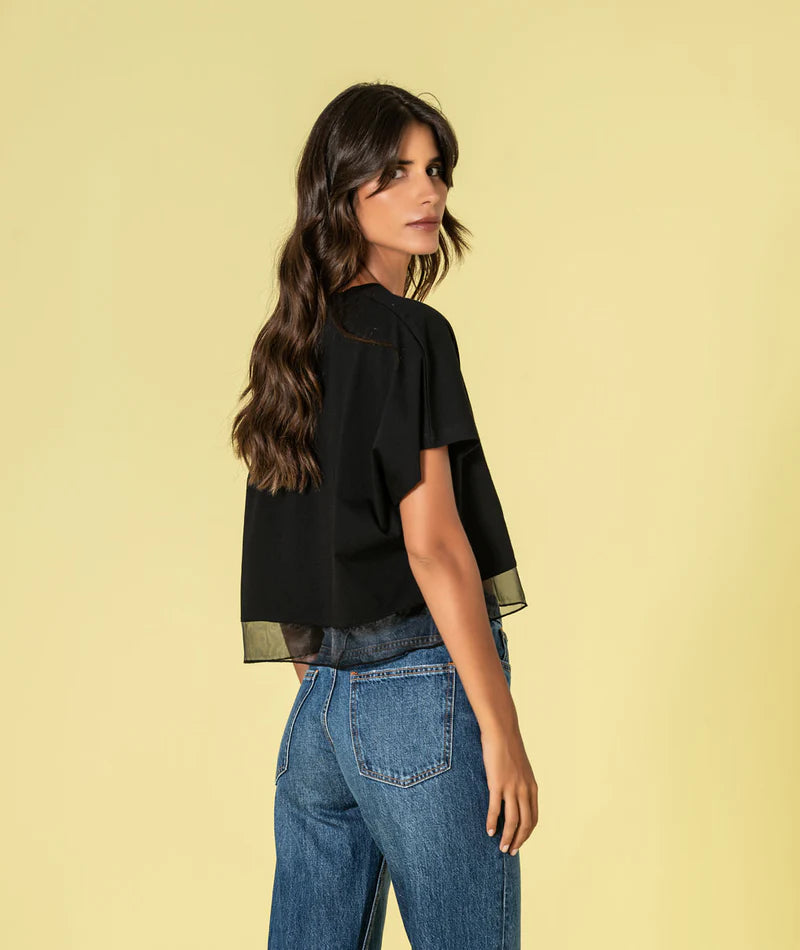 T-SHIRT PRETA COM DETALHE EM TULE E LOGÓTIPO RUGA