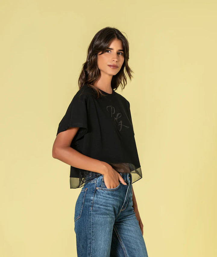 T-SHIRT PRETA COM DETALHE EM TULE E LOGÓTIPO RUGA