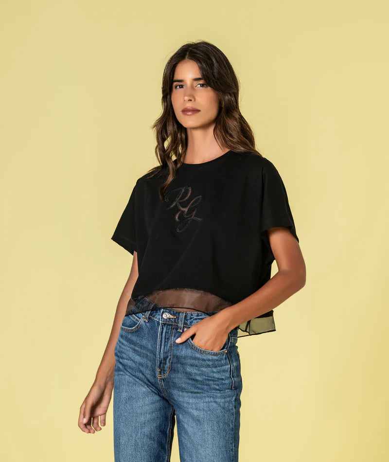 T-SHIRT PRETA COM DETALHE EM TULE E LOGÓTIPO RUGA