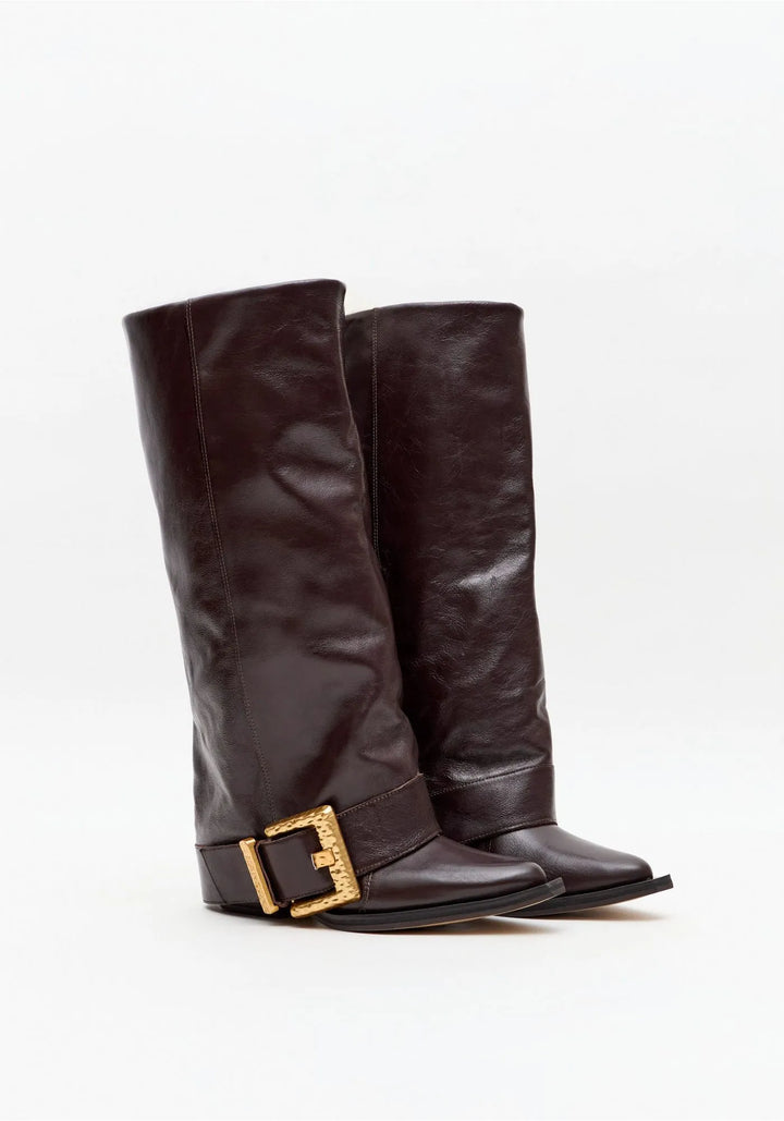 BOTA DE CANO ALTO EM PELE CASTANHO LANÇA PERFUME
