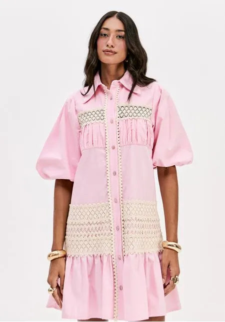 VESTIDO ROSA COM RENDA E MANGA ABALONADA LANÇA PERFUME