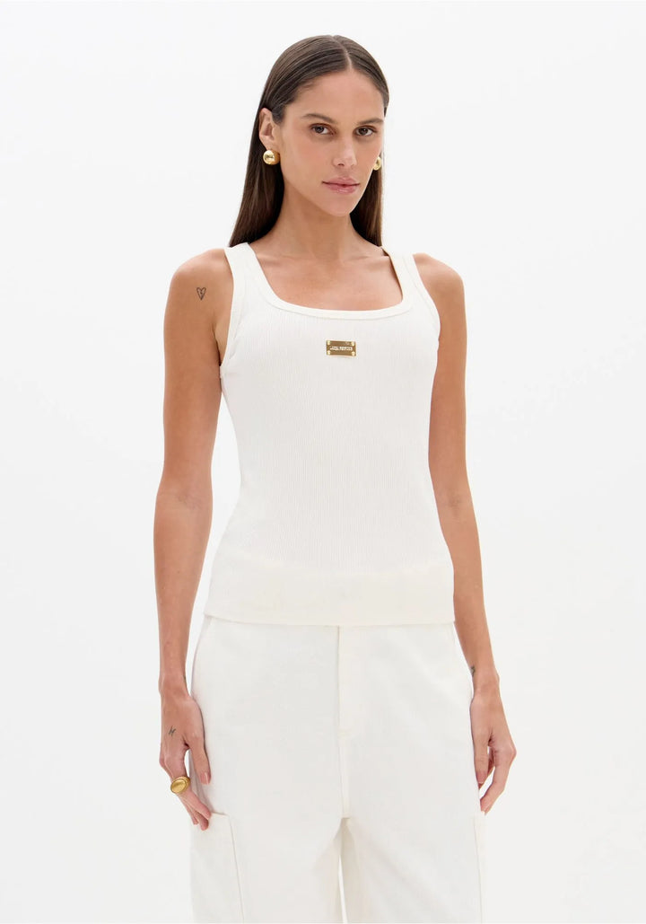 TOP CANELADO BRANCO COM PLACA DOURADA LANÇA PERFUME