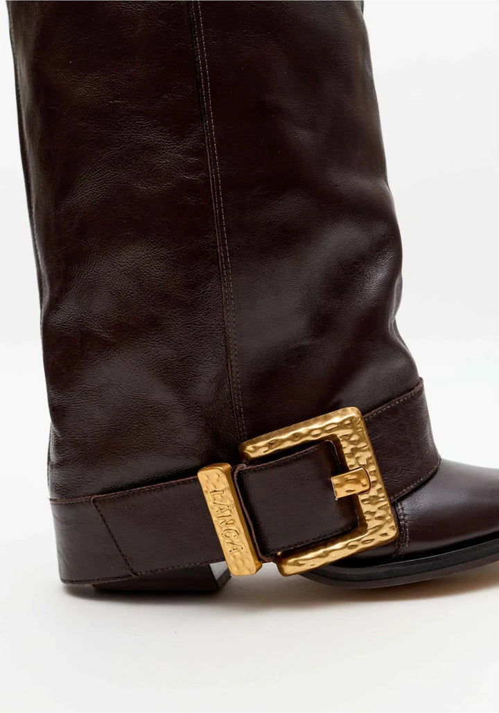 BOTA DE CANO ALTO EM PELE CASTANHO LANÇA PERFUME