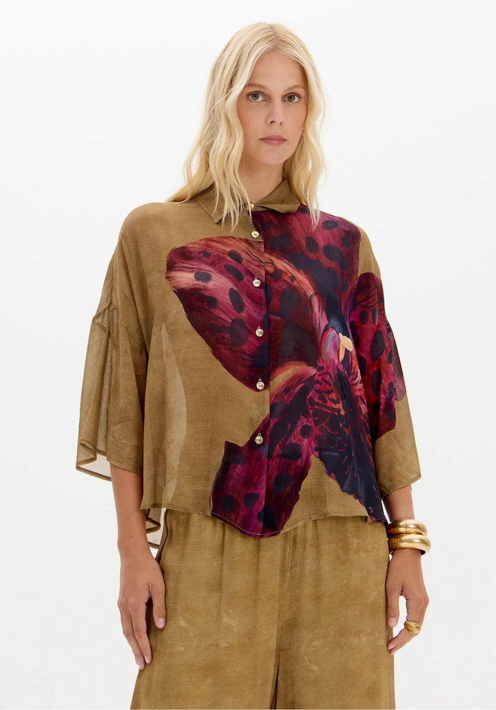 CAMISA ESTAMPADA COM ORQUÍDEA LANÇA PERFUME