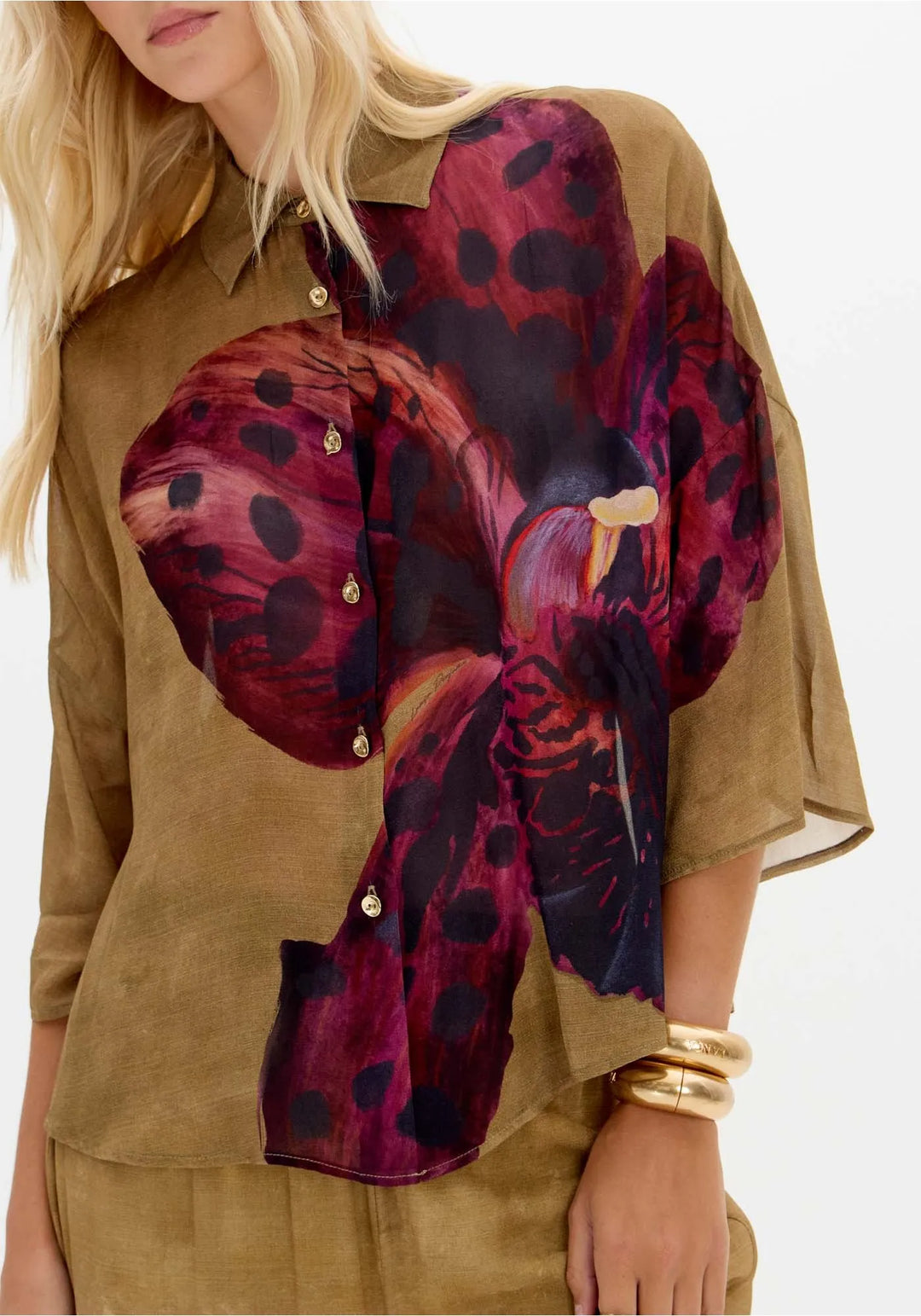 CAMISA ESTAMPADA COM ORQUÍDEA LANÇA PERFUME