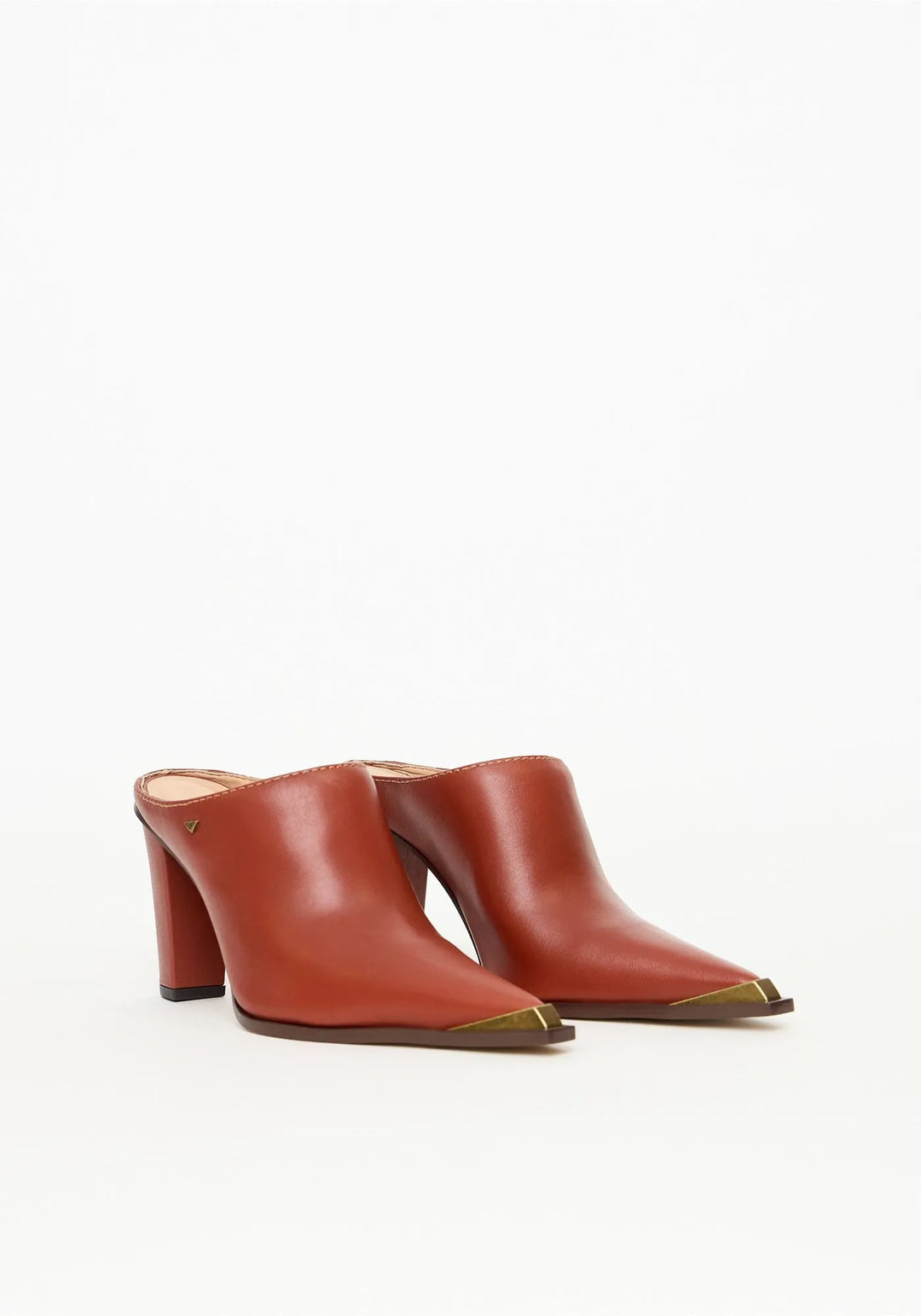 BOTA EM COURO COM BIQUEIRA LANÇA PERFUME