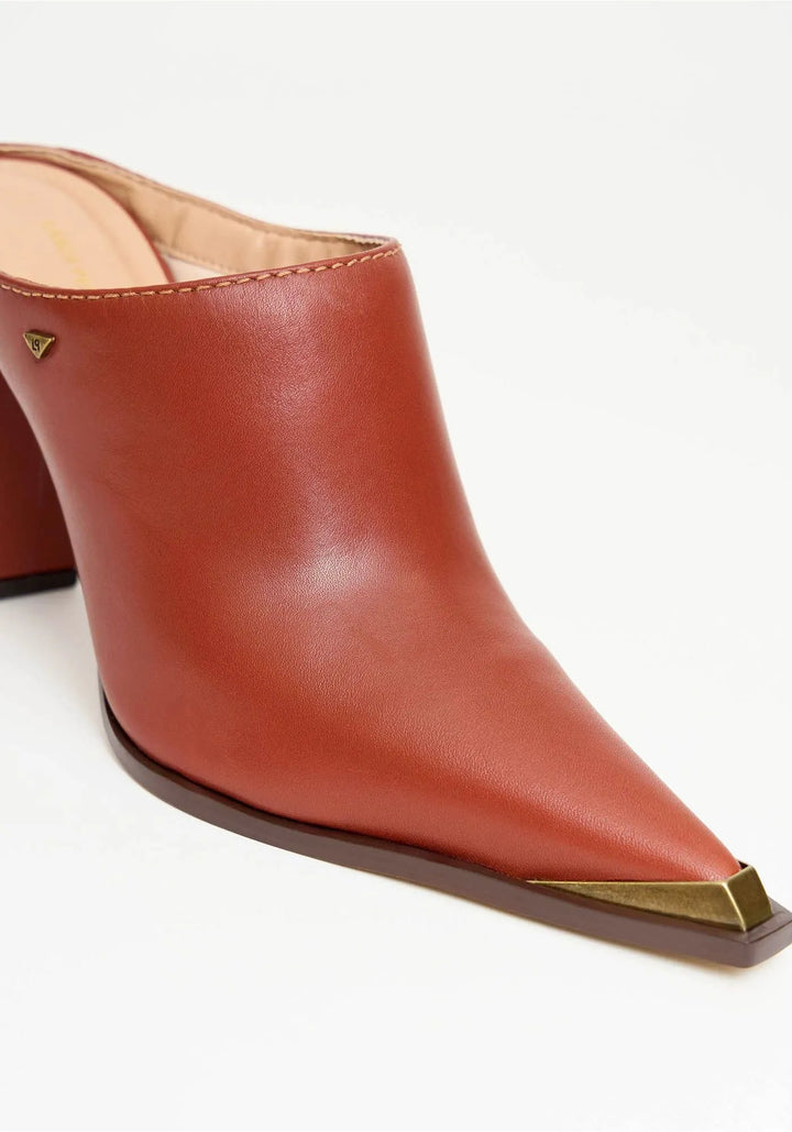 BOTA EM COURO COM BIQUEIRA LANÇA PERFUME