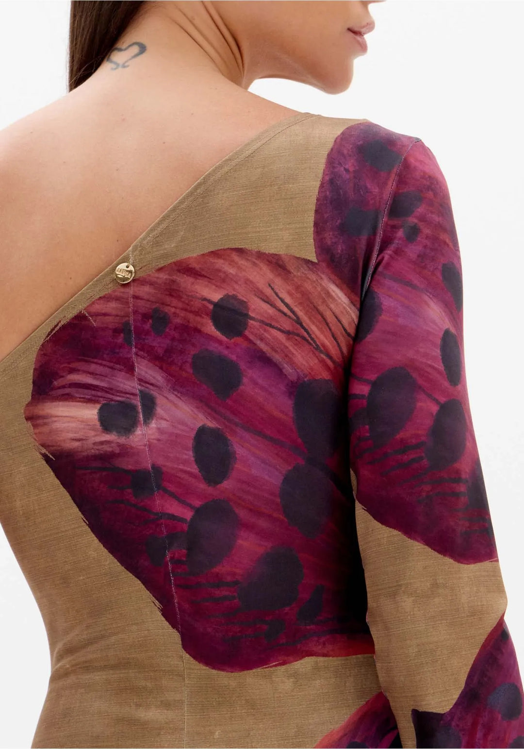 VESTIDO COMPRIDO ESTAMPADO COM DECOTE ASSIMÉTRICO LANÇA PERFUME