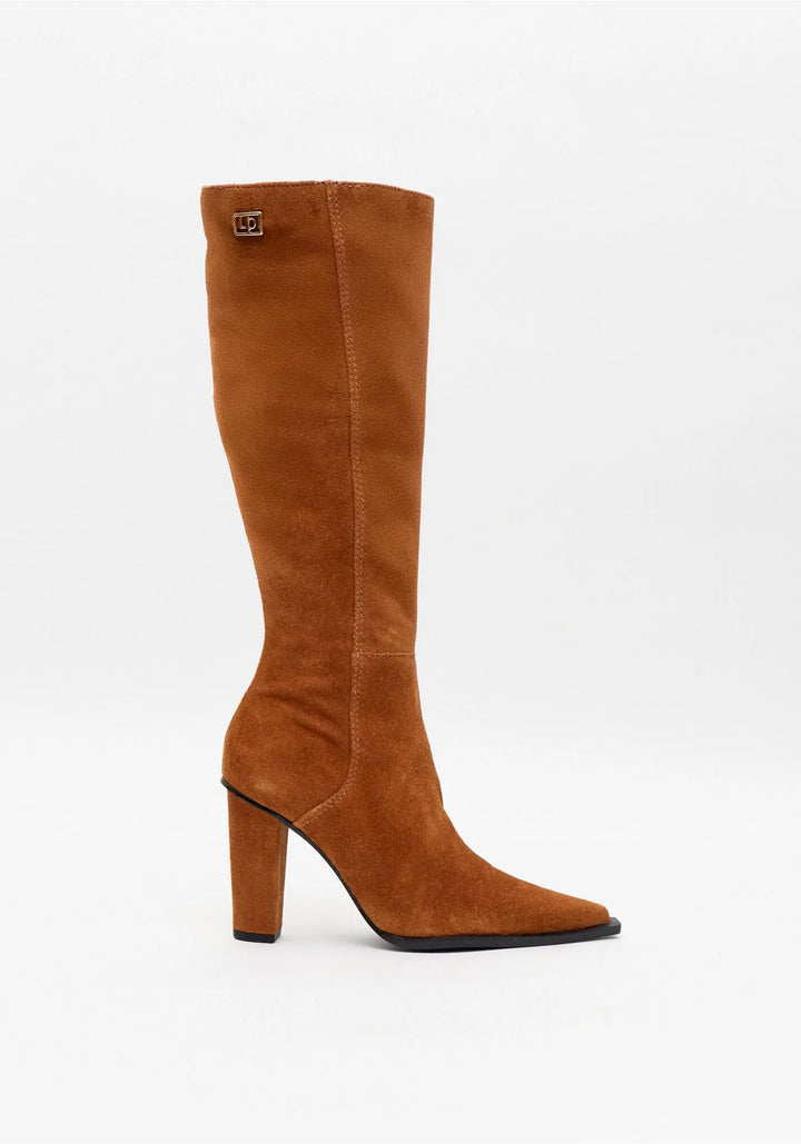 BOTA DE CANO ALTO EM COURO CAMEL LANÇA PERFUME