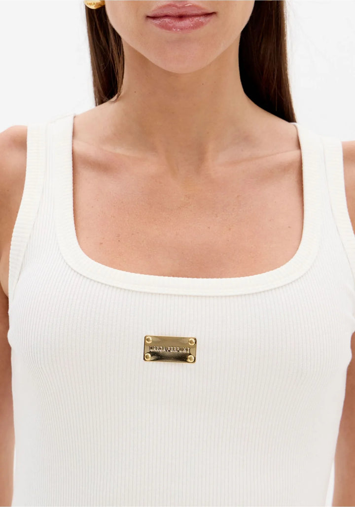 TOP CANELADO BRANCO COM PLACA DOURADA LANÇA PERFUME
