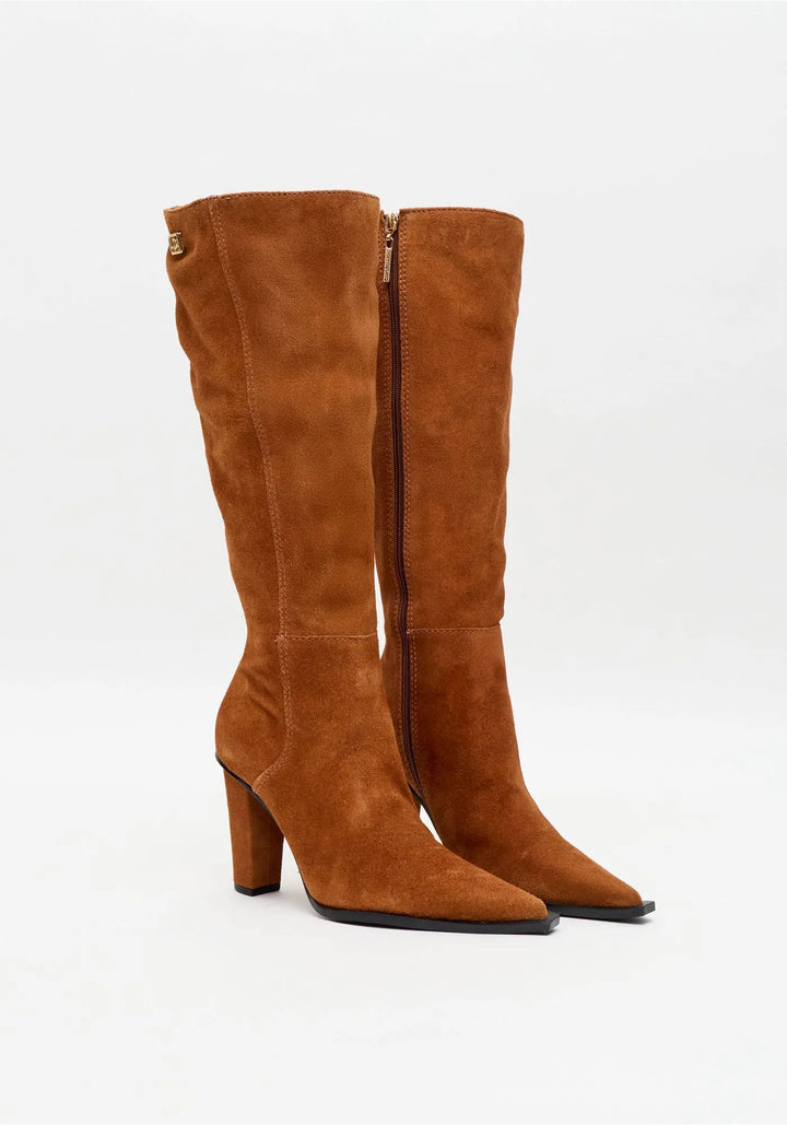 BOTA DE CANO ALTO EM COURO CAMEL LANÇA PERFUME