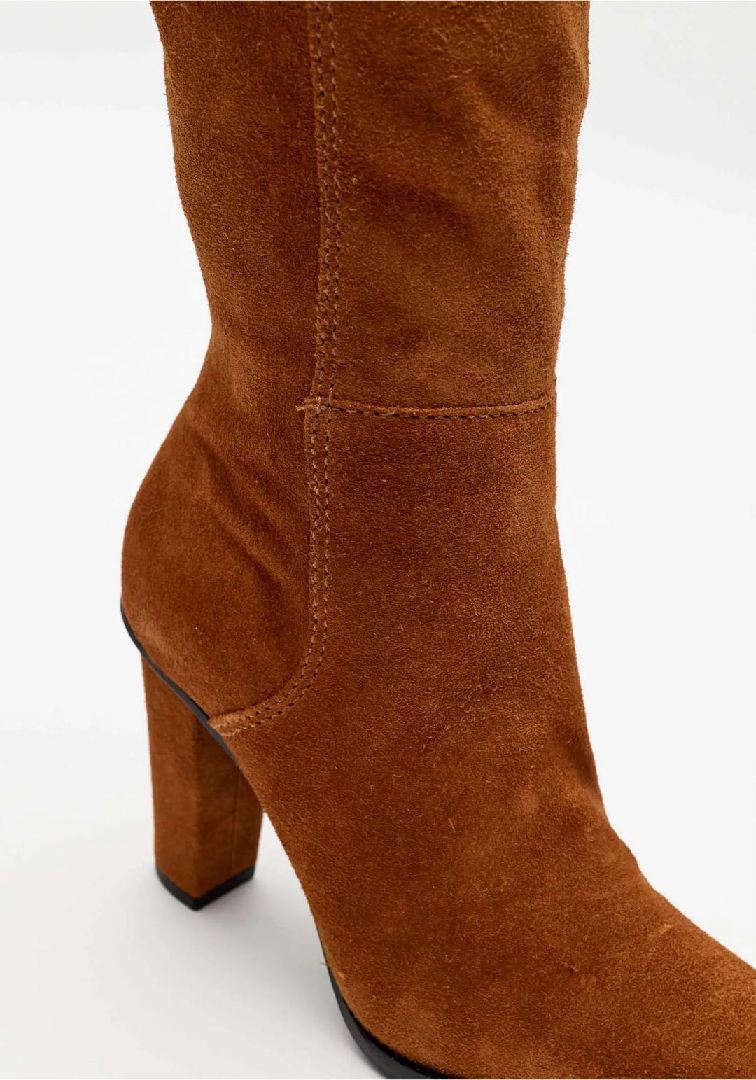 BOTA DE CANO ALTO EM COURO CAMEL LANÇA PERFUME