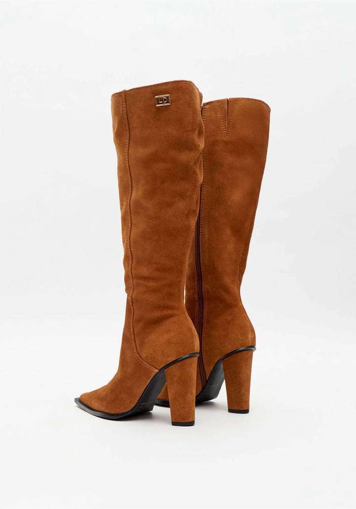 BOTA DE CANO ALTO EM COURO CAMEL LANÇA PERFUME