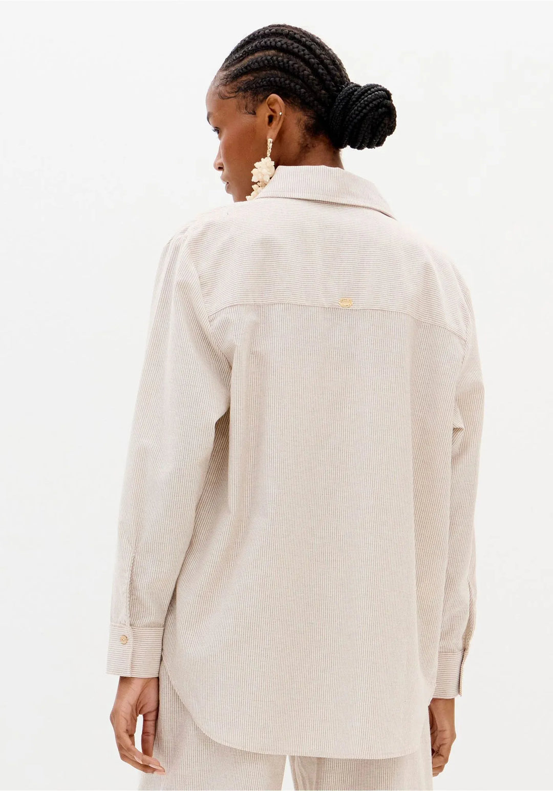 CAMISA CRU COM RISCA LANÇA PERFUME