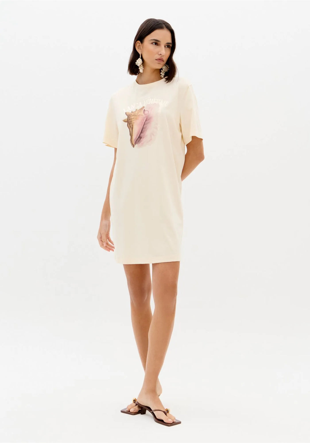 VESTIDO T-SHIRT BEGE COM ESTAMPA FRONTAL LANÇA PERFUME