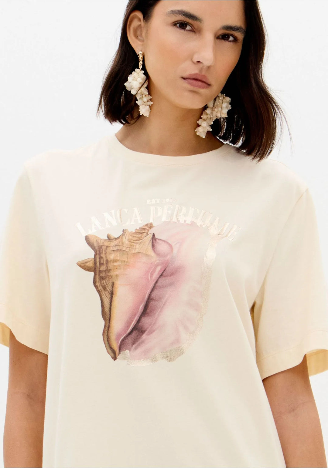 VESTIDO T-SHIRT BEGE COM ESTAMPA FRONTAL LANÇA PERFUME