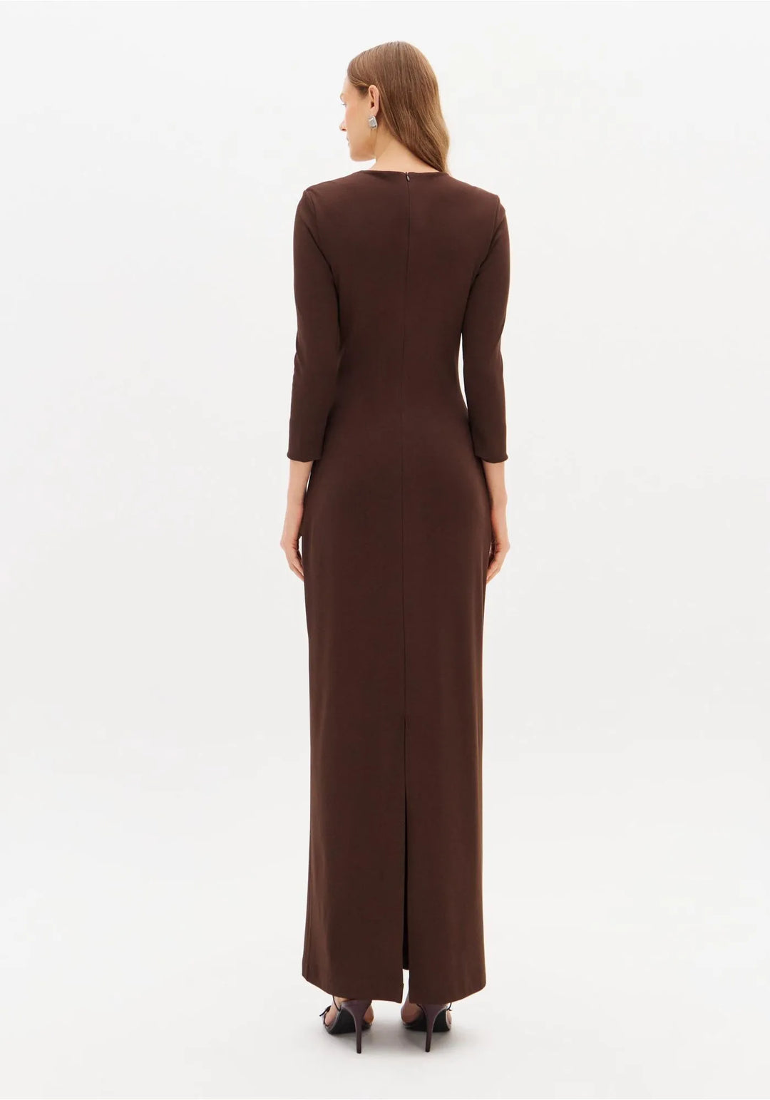 VESTIDO COMPRIDO CASTANHO COM DRAPEADO E APLICAÇÃO DOURADA LANÇA PERFUME