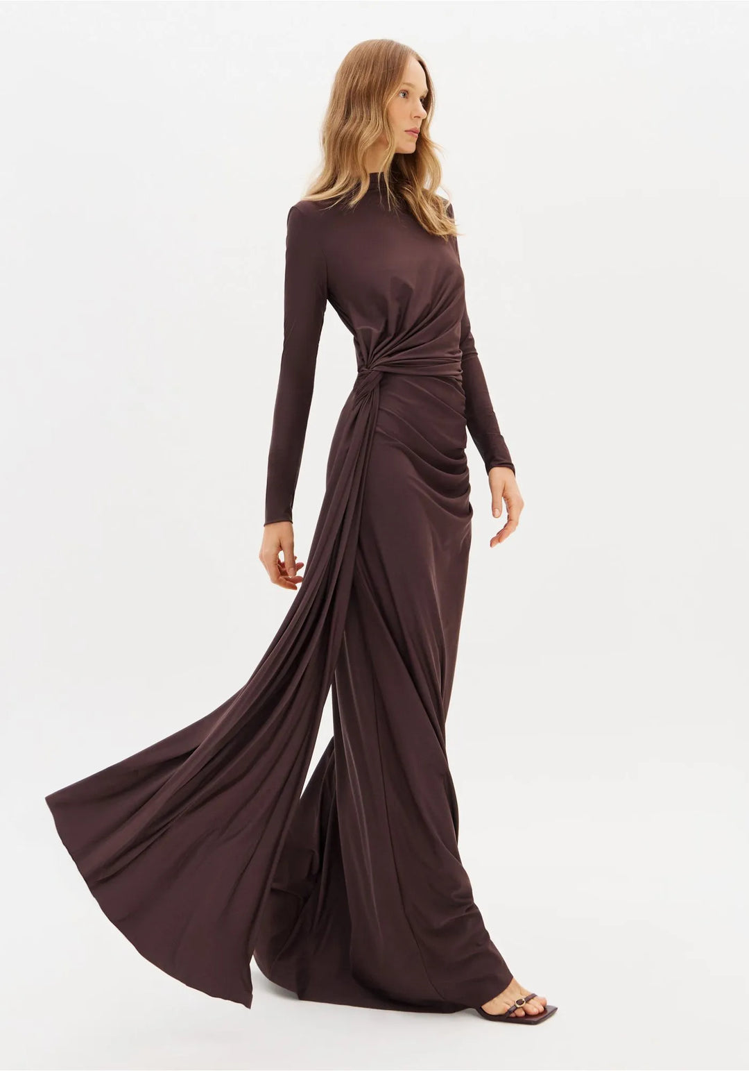 VESTIDO COMPRIDO CASTANHO COM DRAPEADO LATERAL LANÇA PERFUME