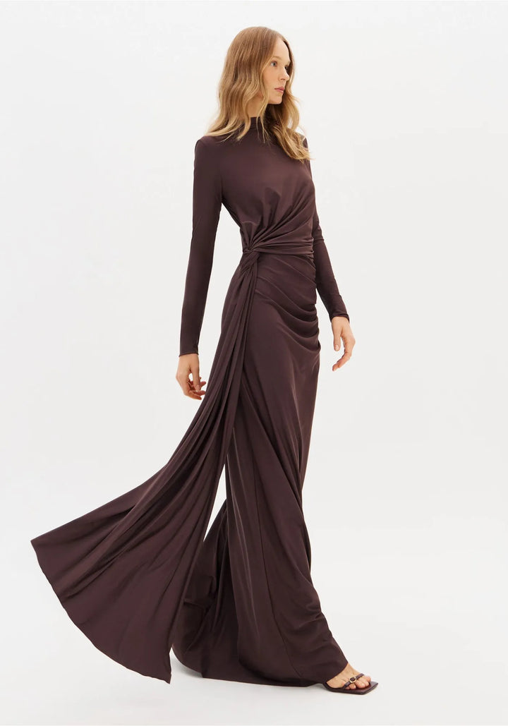 VESTIDO COMPRIDO CASTANHO COM DRAPEADO LATERAL LANÇA PERFUME