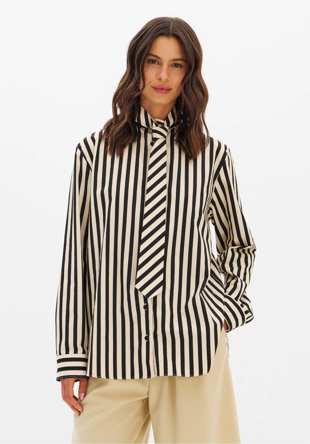 CAMISA CREME ÀS RISCAS PRETAS COM GRAVATA LANÇA PERFUME