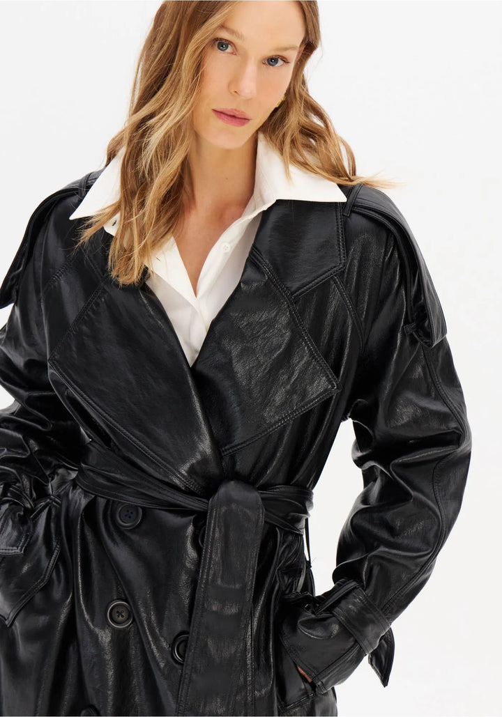 TRENCH COAT PRETO COM EFEITO ENVERNIZADO E CINTO LANÇA PERFUME